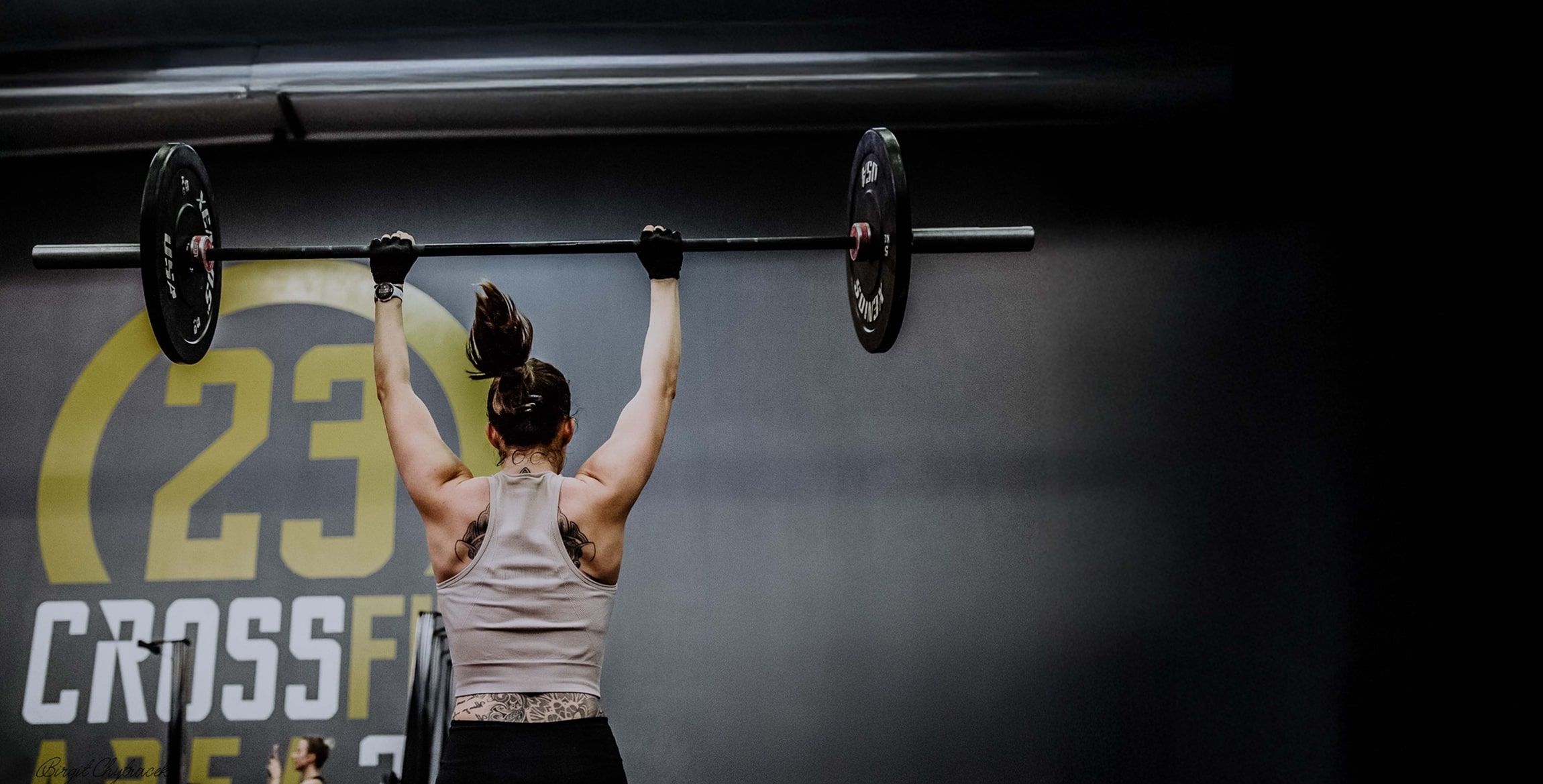 Eine Frau hebt eine Langhantel in einem Crossfit-Gym.