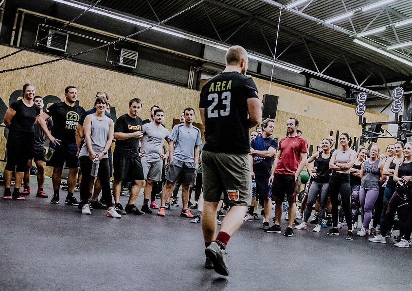 Lächelnde Mitglieder nach einem Workout-Event
