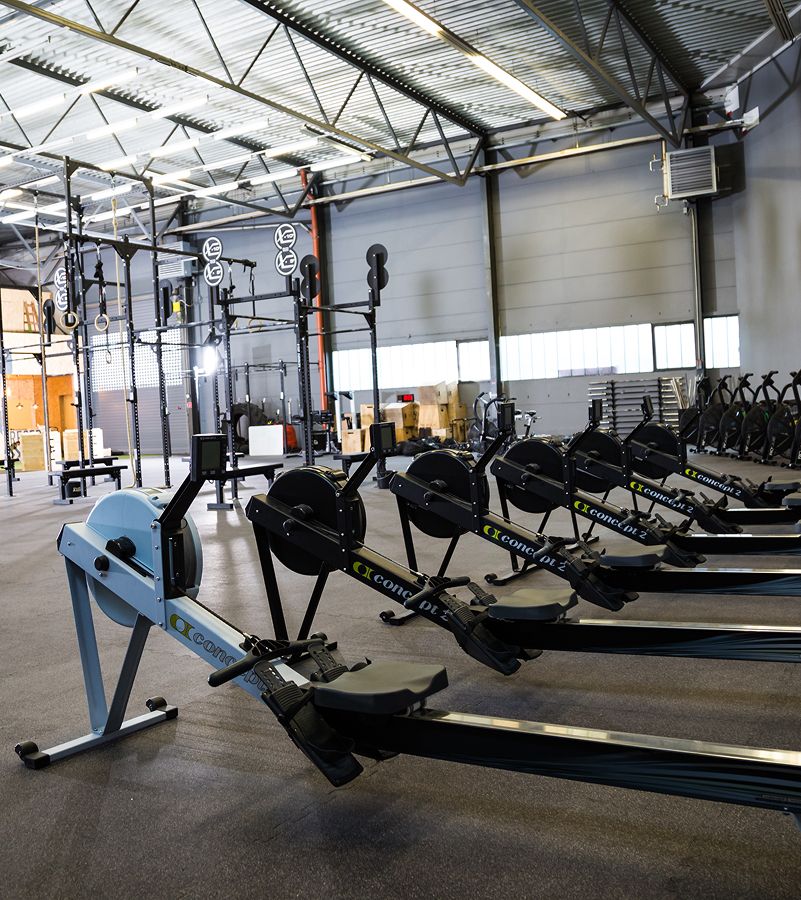 Trainingsbereich mit Rudergeräten