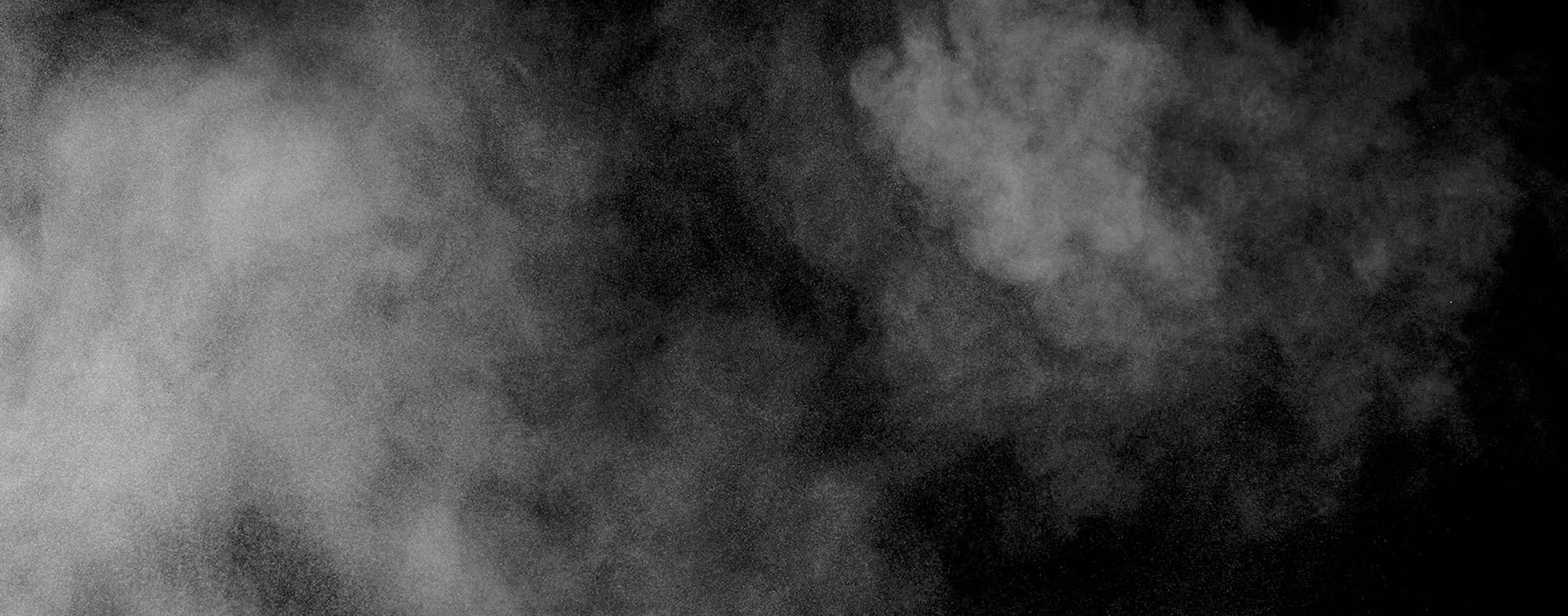 Dunkler Hintergrund mit leichtem grauen Rauch