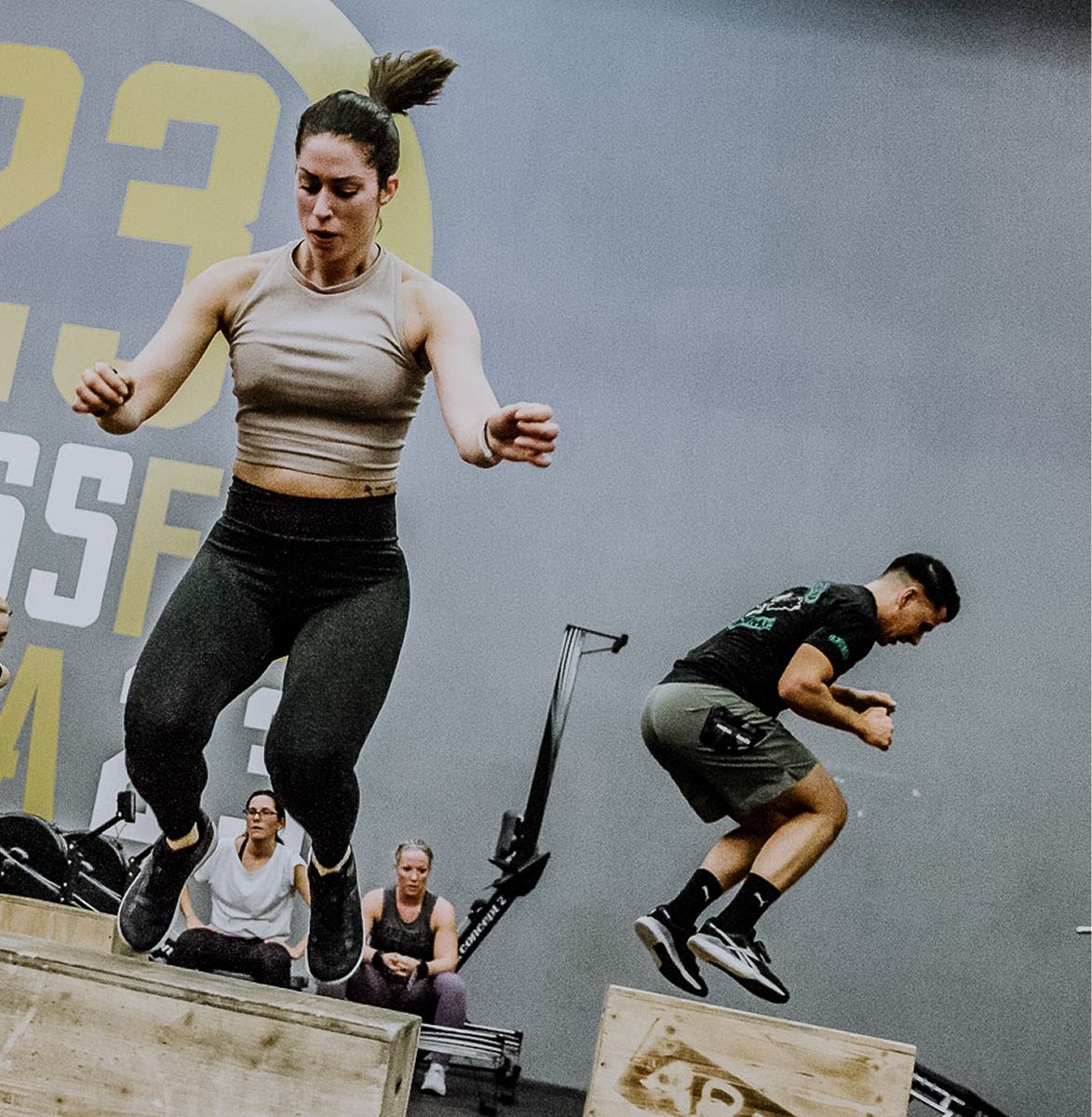 Dynamische Trainingsszene mit Sprung auf Holzbox